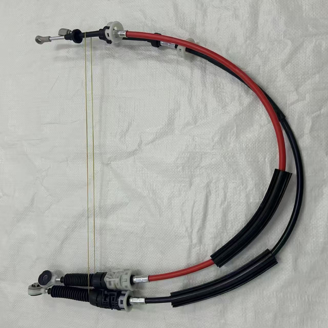 OEM № 8450030517, кабель переключения передач трансмиссии для конкретной модели, предназначенный для 5-ступенчатой механической трансмиссии автомобилей таких как Lada Largus.